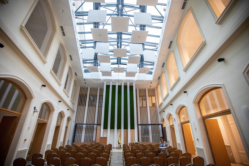 Befejeződött a Szegedi Tudományegyetem Állam- és Jogtudományi Kar épületének felújítása, melyben a Szenes Design Studio belsőépítészként működött közre.